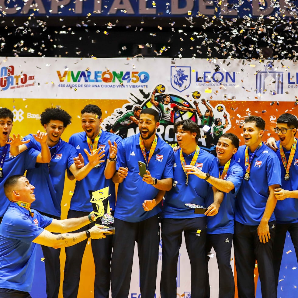 El capitán Árnel Cabrera levanta la copa frente a sus compañeros de la Selección Nacional durante la ceremonia de premiación del Final Four de Norceca, disputado en México.