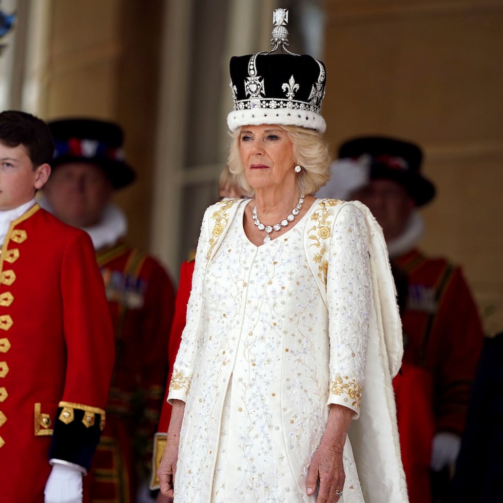 La reina Camila de Gran Bretaña en los jardines del Palacio de Buckingham.