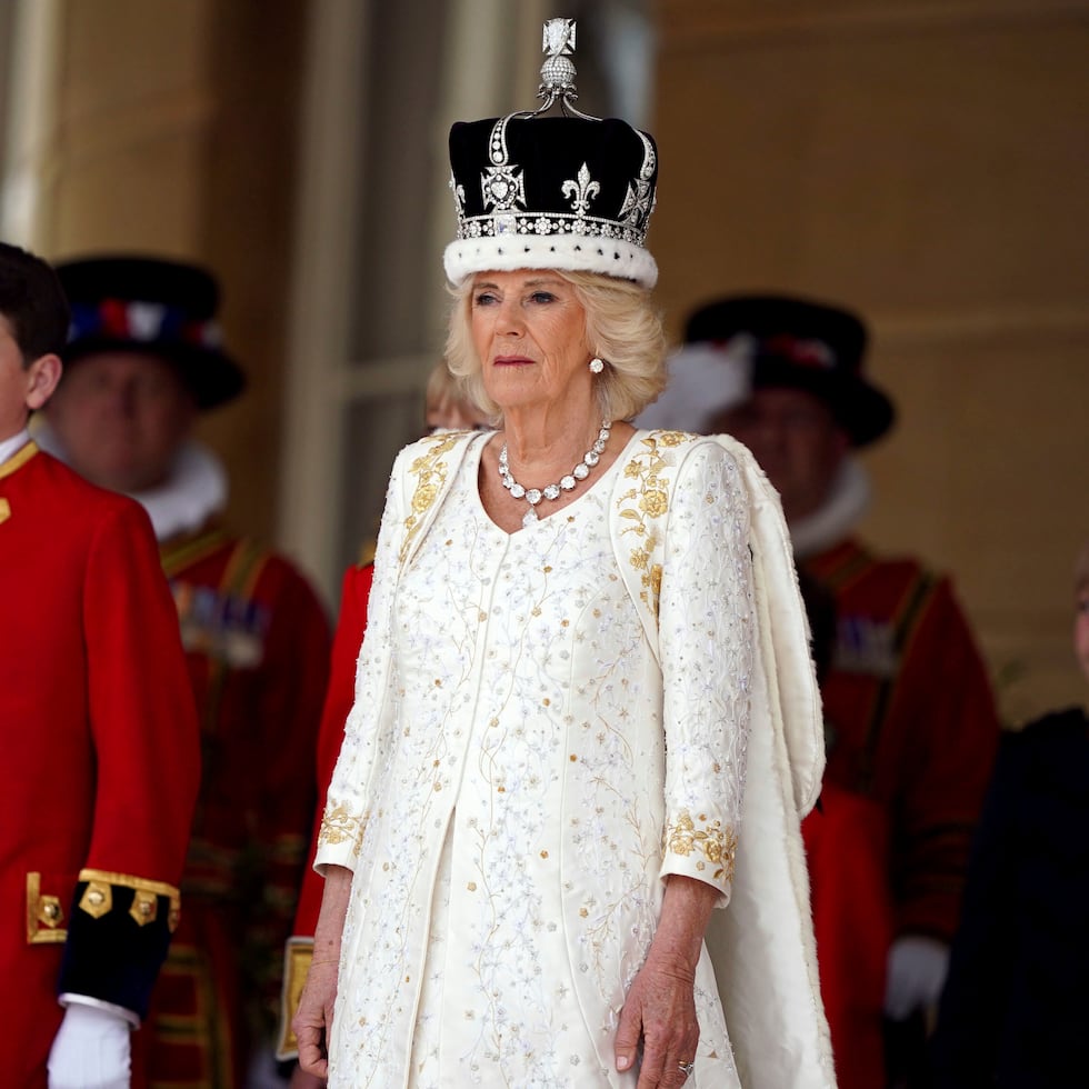 La reina Camila de Gran Bretaña en los jardines del Palacio de Buckingham, en Londres, después de la coronación.