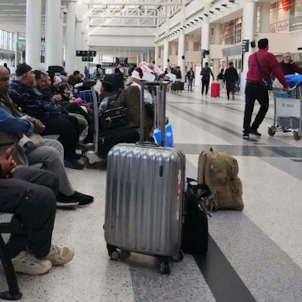 Pasajeros cuyos vuelos fueron cancelados esperan en la terminal de salidas del aeropuerto internacional de Rafik Hariri en Beirut, Líbano, el sábado 28 de febrero de 2026, después de que las aerolíneas suspendieran sus vuelos debido al conflicto entre Estados Unidos, Israel e Irán.