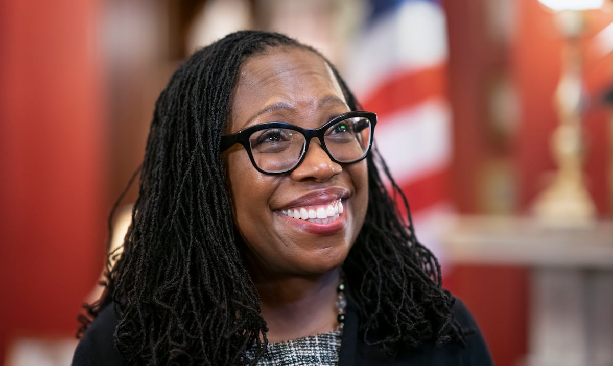 Juez Brown reprende a colegas conservadores del Tribunal Supremo por órdenes de emergencia “ajenas a la realidad” a favor de Trump