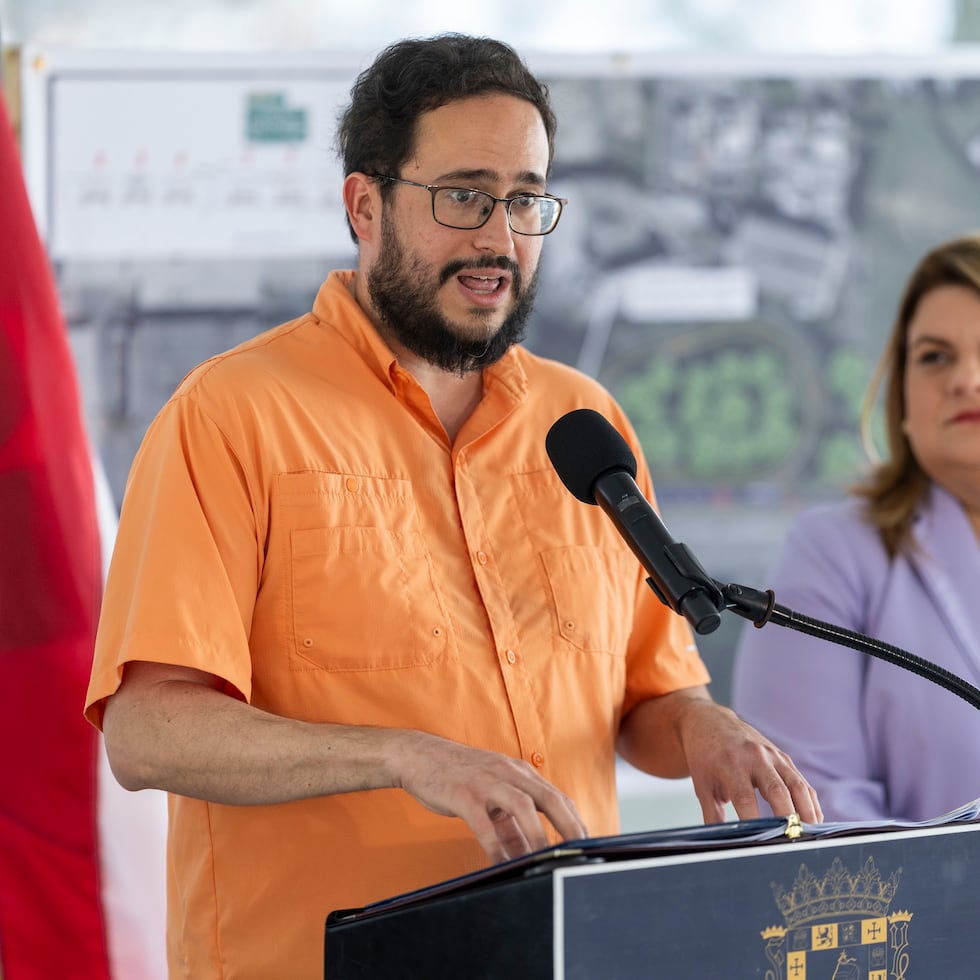 En primer plano, el secretario del DTOP, Edwin González Montalvo.