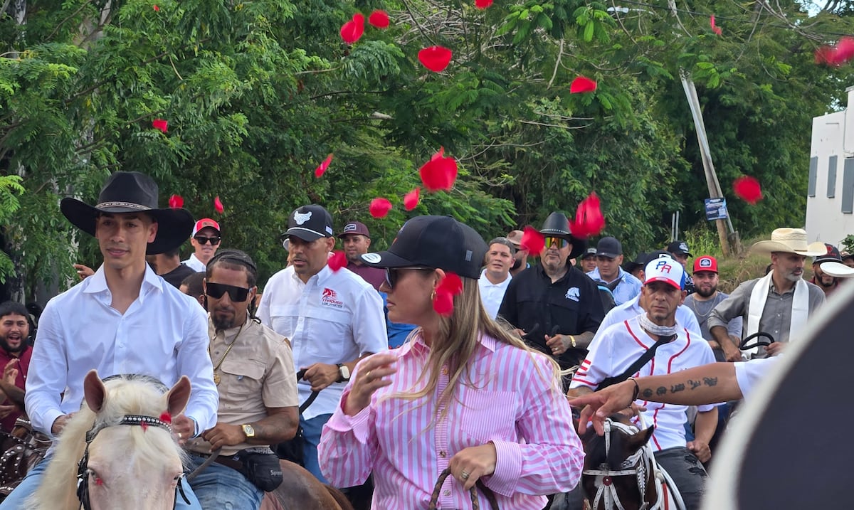 Entre caballos y pétalos de rosas: José Luis e Irad Ortiz reciben homenaje de pueblo en Trujillo Alto