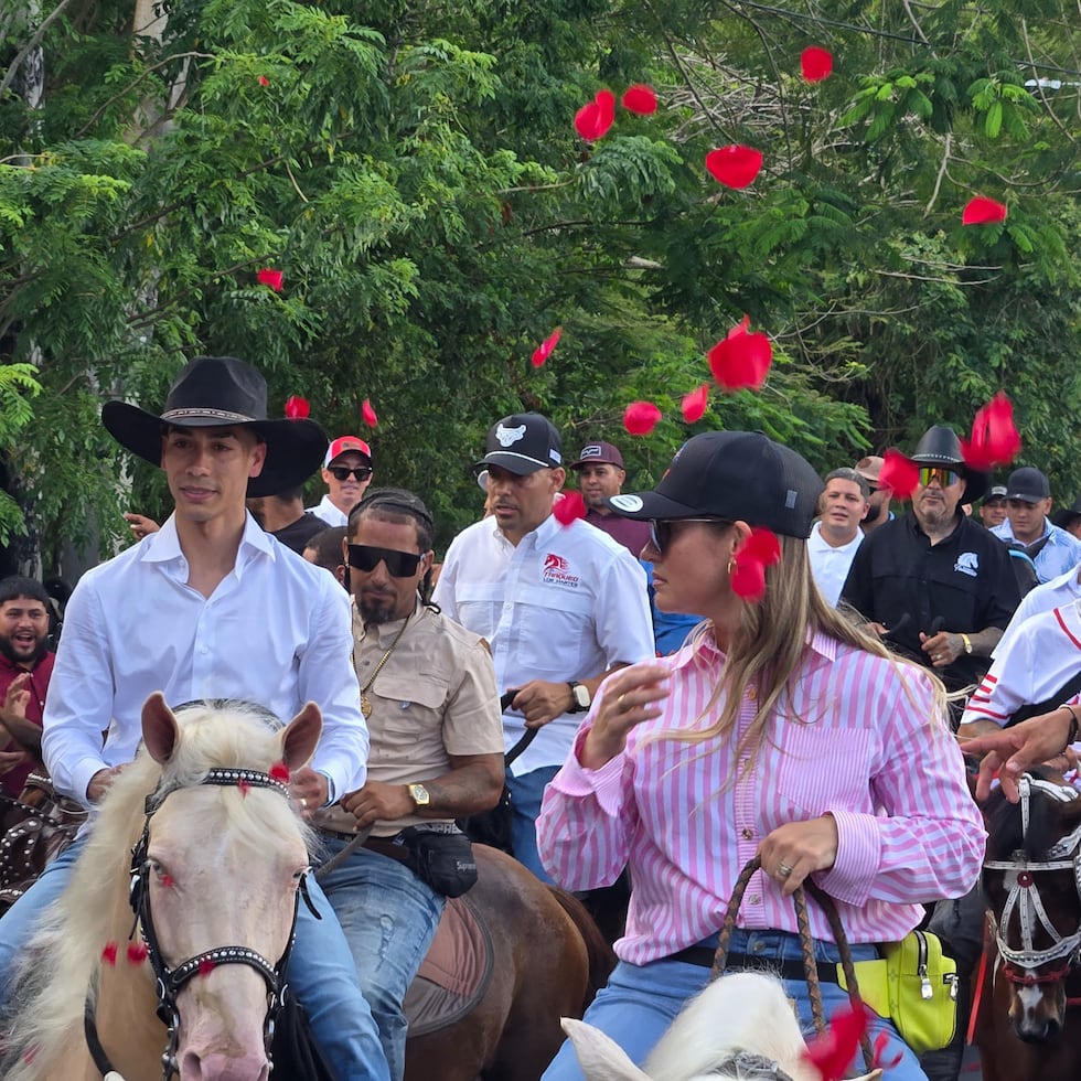 Pétalos de rosas rojas caen luego de que José Luis Ortiz las lanzara al aire durante la cabalgata en Trujillo Alto, recreando el gesto que realizó tras conquistar el Kentucky Derby hace poco más de una semana.