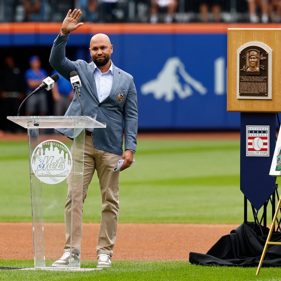 Carlos Beltrán saluda a la afición en el Citi Field durante su homenaje.