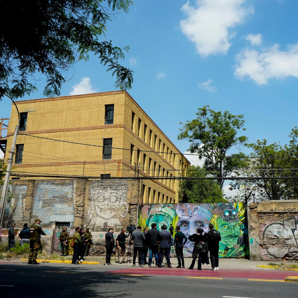 Periodistas frente al internado escolar nacional Barros Arana tras un incendio en Santiago de Chile.