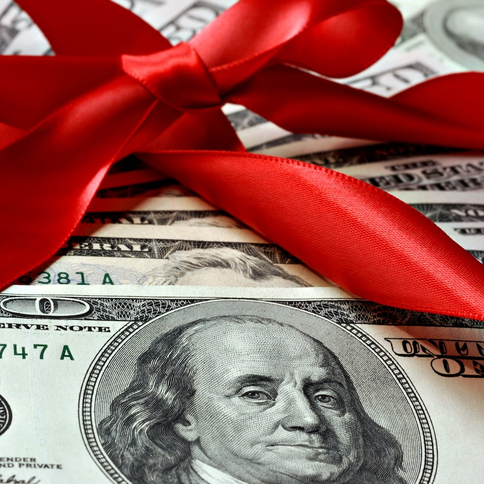 El organismo denunció que se les redujo $400 a los empleados.