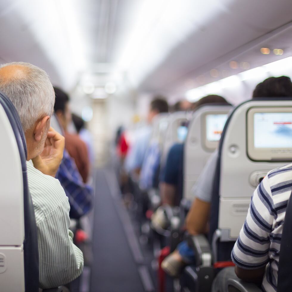 Existen tres métodos principales para aliviar la presión en los oídos durante un vuelo.