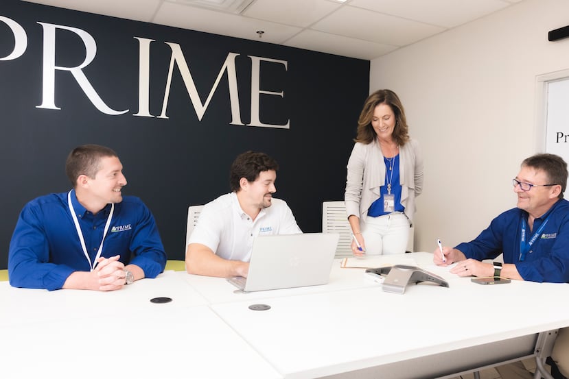 (De pie) Iris Vincent, presidenta y cofundadora de Prime Air Corp.