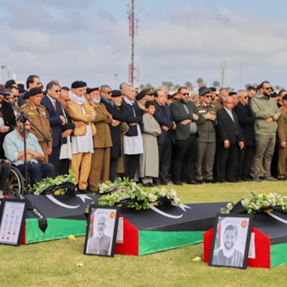 Un grupo de personas asiste a las oraciones fúnebres por el general Muhammad Ali Ahmad al-Haddad (ataúd a la izquierda) en Misrata, Libia, el domingo 28 de diciembre de 2025, que murió junto con otras personas en un accidente aéreo el martes tras despegar de Ankara. (AP Photo/Yousef Murad)