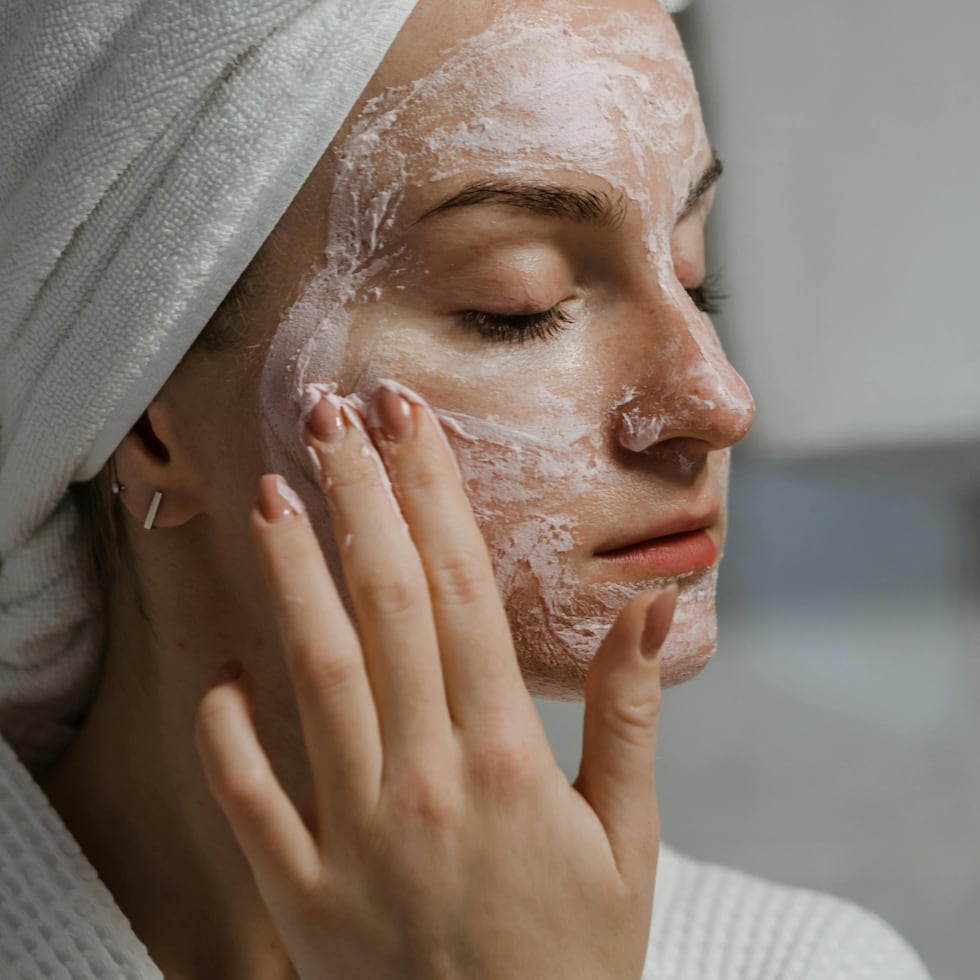 Eliminar toxinas y pieles muertas potencia el brillo y la elasticidad de la piel.