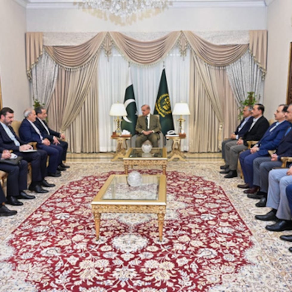 En esta foto difundida por la Oficina del Primer Ministro de Pakistán, el ministro de Asuntos Exteriores de Irán, Abbas Araghchi, quinto a la izquierda, se reúne con el primer ministro Shehbaz Sharif, en el centro, en Islamabad, Pakistán, el sábado 25 de abril.