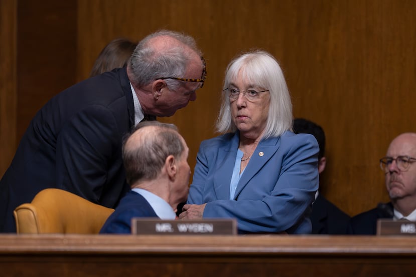 Los senadores demócratas del Comité de Presupuesto del Senado, Tim Kaine (D-Va., a la izquierda), Patty Murray (D-Wash.) y Ron Wyden (D-Ore., sentados), conversan mientras el director de la Oficina de Administración y Presupuesto, Russell Vought, informa al comité que se necesitará una inversión inicial masiva para aumentar la producción de armas estadounidenses y construir más barcos, aviones y drones, en el Capitolio en Washington, el jueves 16 de abril de 2026. (Foto AP/J. Scott Applewhite)