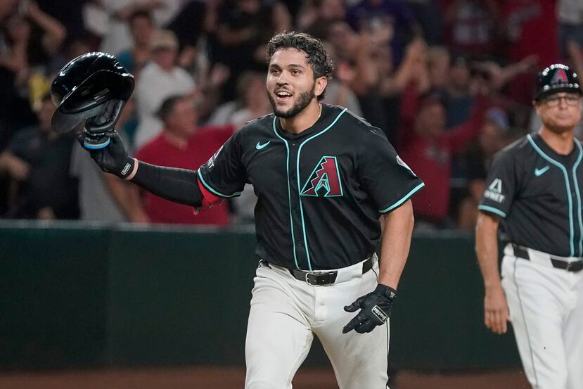 Adrián del Castillo, de los Diamondbacks de Arizona, celebra su primer jonrón en Grandes Ligas durante la temporada 2024.