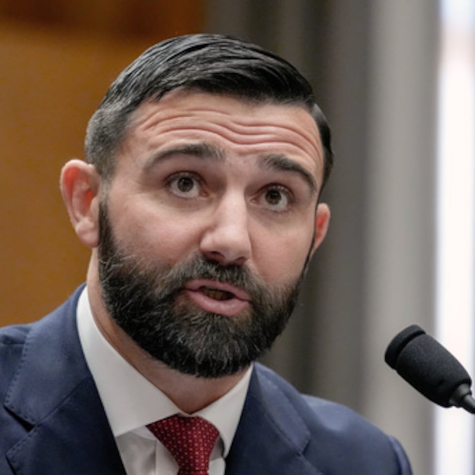 ARCHIVO - Cameron Hamilton testifica durante una audiencia para examinar su nominación como director de la Agencia Federal para la Gestión de Emergencias, el 17 de junio.