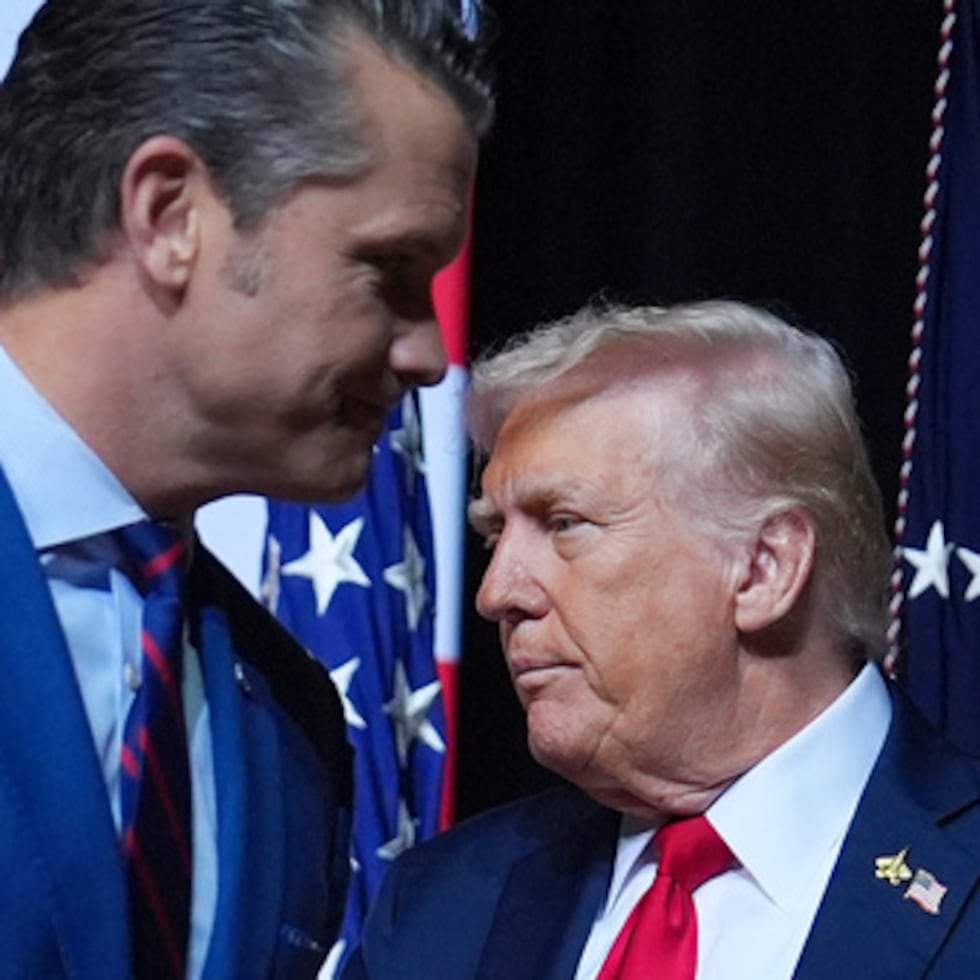 Donald Trump junto a su secretario de Defensa, Peter Hegseth, cuyas órdenes ahora están bajo la lupa del Congreso.
