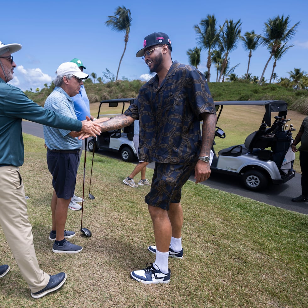 Carmelo Anthony, a la derecha, fue presentado oficialmente como embajador del Torneo Invitacional de Golf de la YMCA de San Juan, un nuevo socio en su obra filantrópica en la isla.
