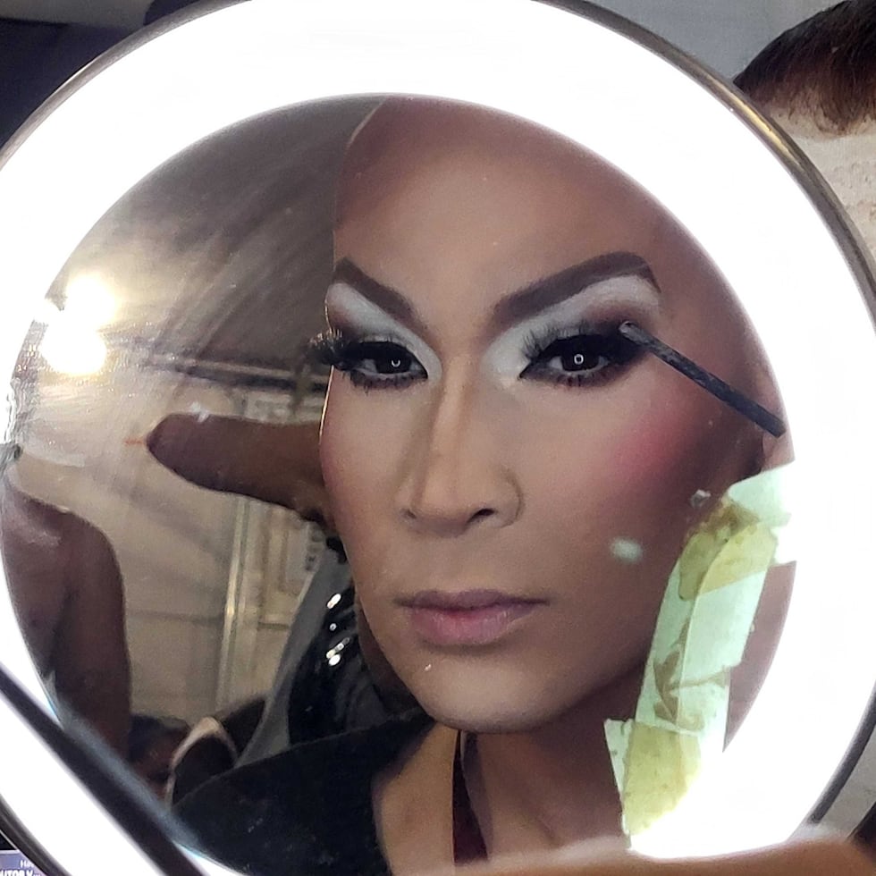 El maquillaje de los ojos fue inspirado en el ahumado clásico de Olga Tañón.