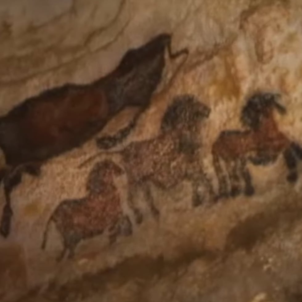 Descubierta en 1940, la Cueva de Lascaux alberga algunas de las pinturas rupestres prehistóricas más importantes del mundo. Debido a la degradación causada por el turismo y la presencia humana, las autoridades francesas cerraron la cueva al público en 1963. Solo un grupo muy reducido de científicos e investigadores tiene acceso limitado para preservar las pinturas.