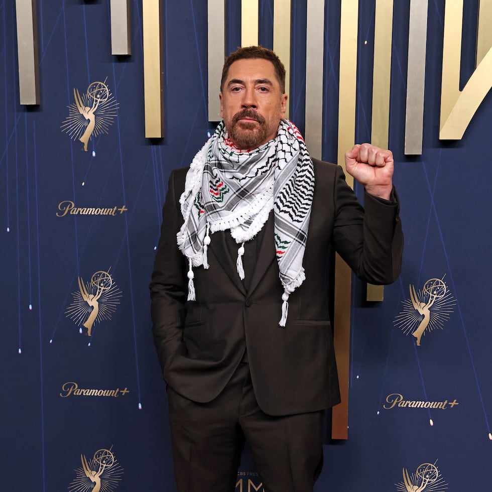 El intérprete español acudió con la kufiya para denunciar “el genocidio de Israel en Gaza”