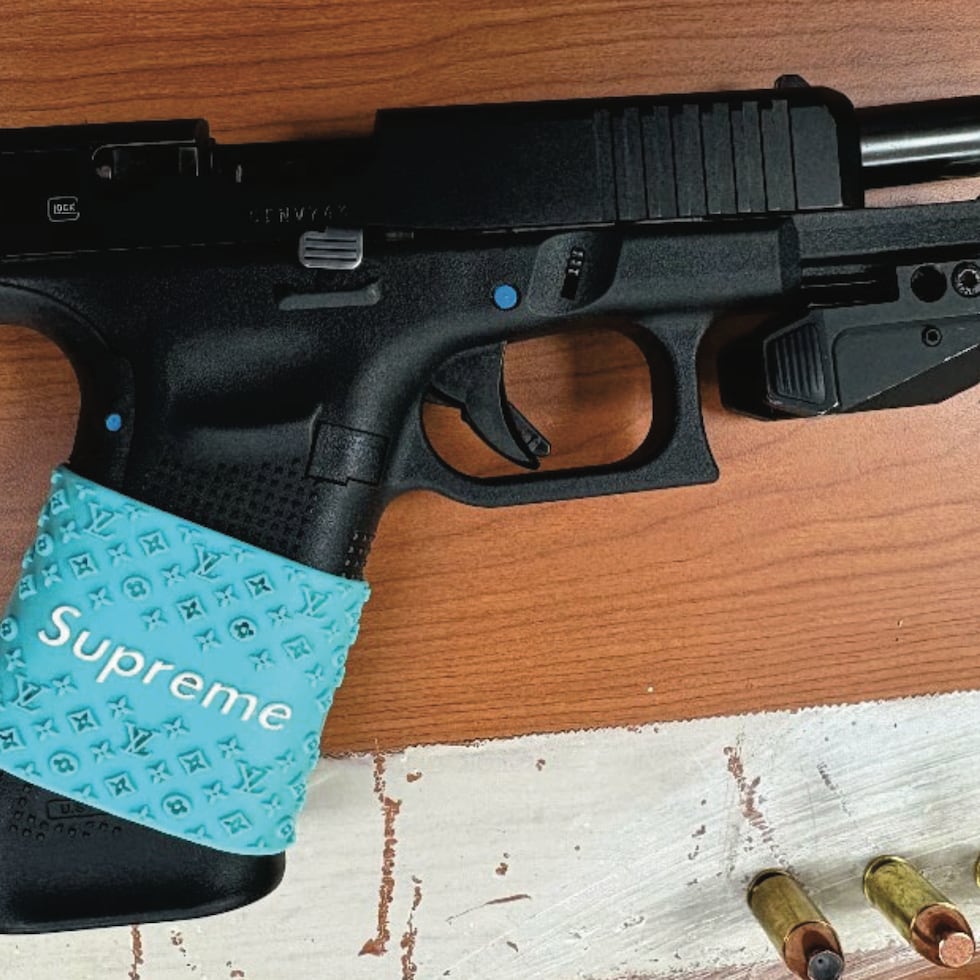 La imagen incluida en la denuncia federal muestra una pistola ocupada en el allanamiento en Salinas y que tiene un "chip" azul que supuestamente la altera para disparar en automático.