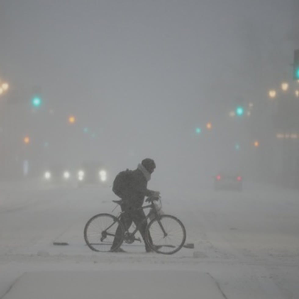 Una persona empuja una bicicleta durante una tormenta de invierno en Filadelfia, el domingo 25 de enero de 2026. (AP Photo/Matt Rourke)