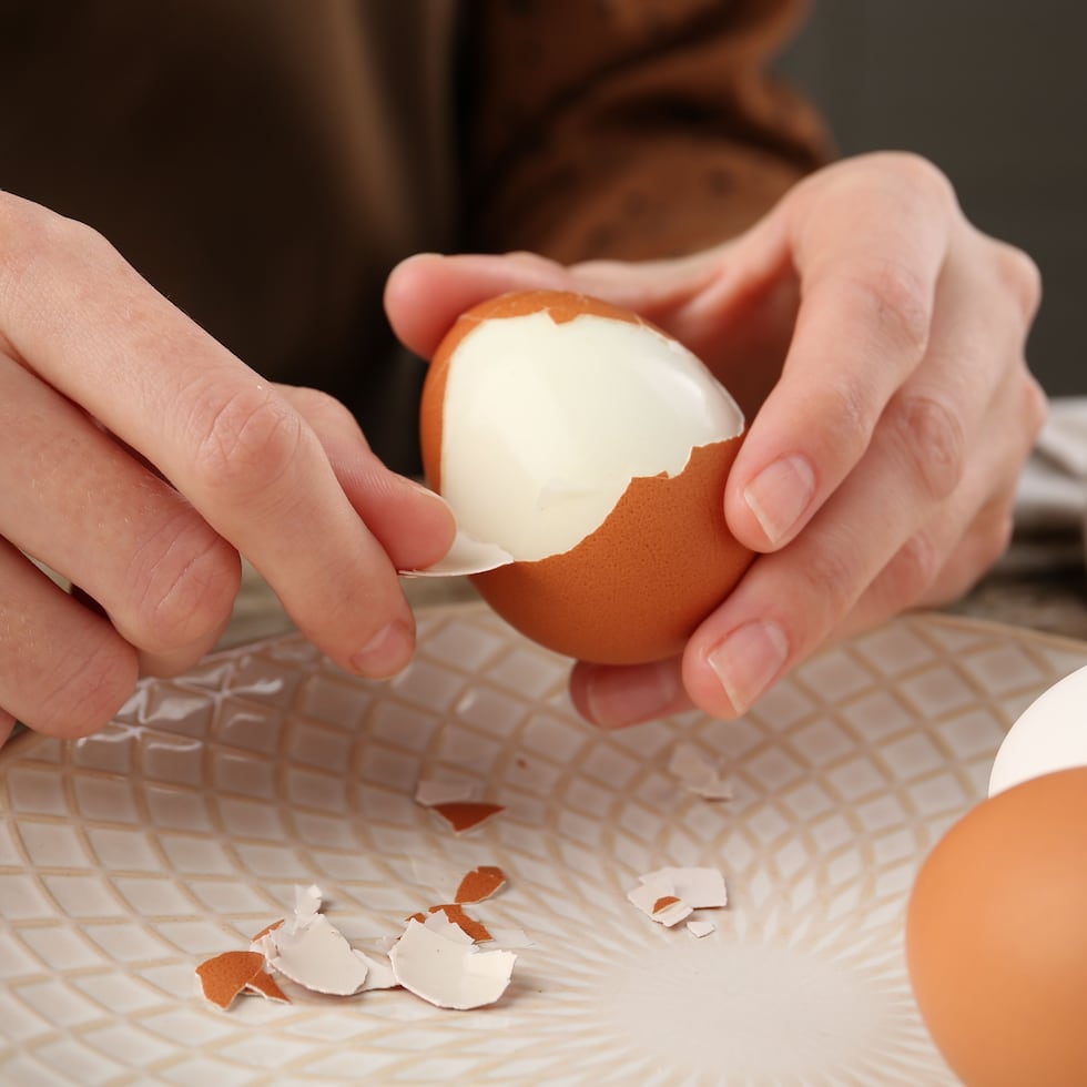 El exceso de cocción no solo afecta la textura y el color de la yema, sino que complica el pelado.