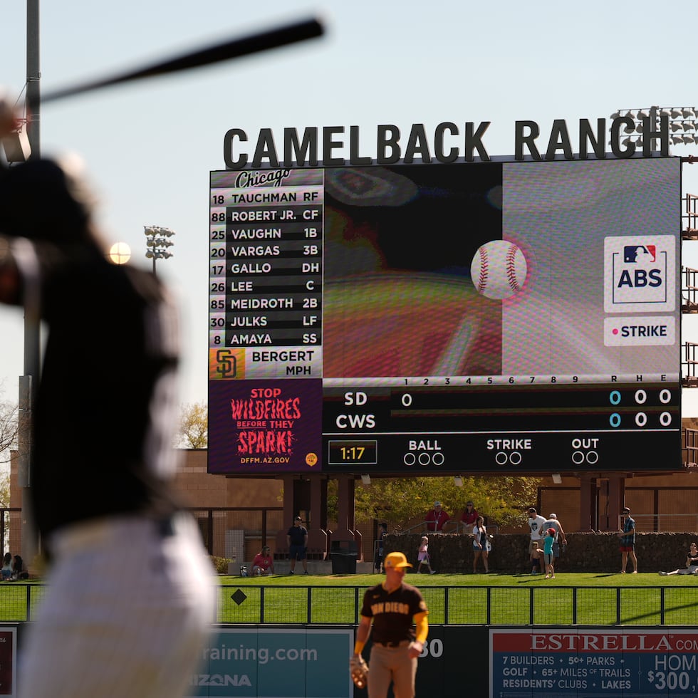 La decisión revisada mediante el sistema ABS, tras un reto de un jugador, es proyectada en pantalla.