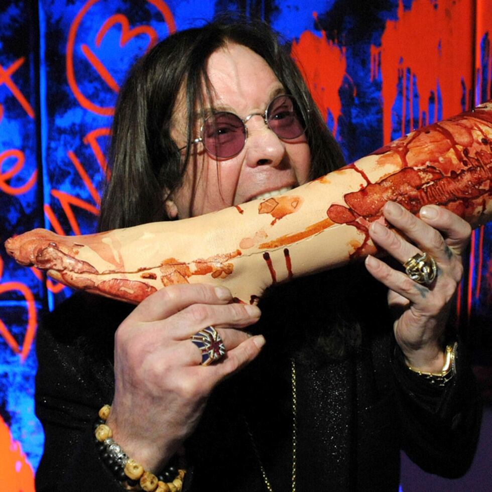 Ozzy Osbourne posa con utilería del laberinto