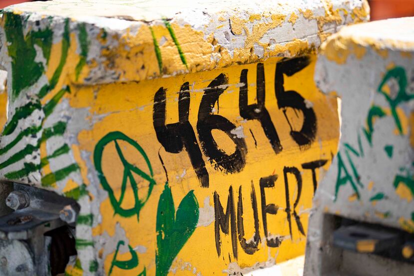 En este bloque de cemento se escribió la cifra de 4,645 en alusión a los muertos por el huracán María.