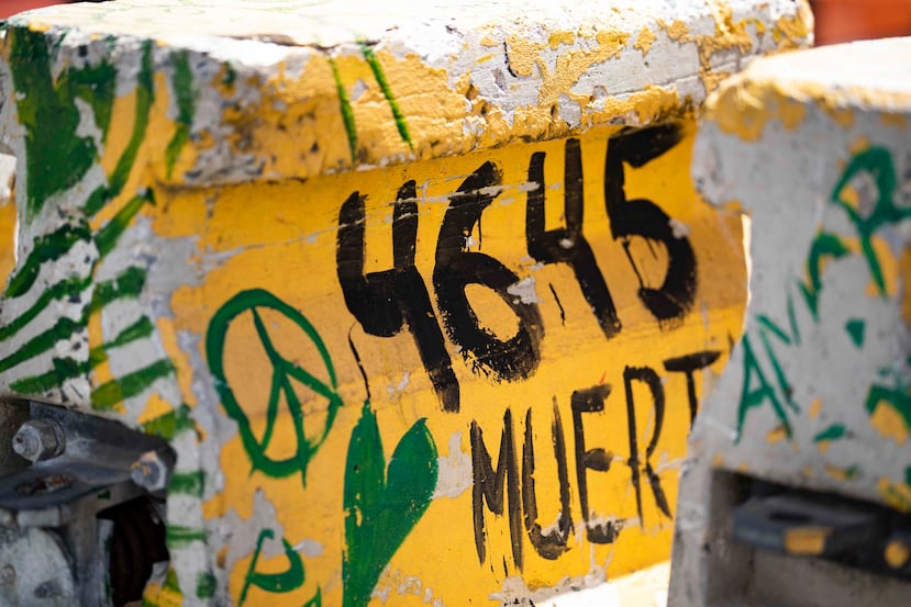 En este bloque de cemento se escribió la cifra de 4,645 en alusión a los muertos por el huracán María.
