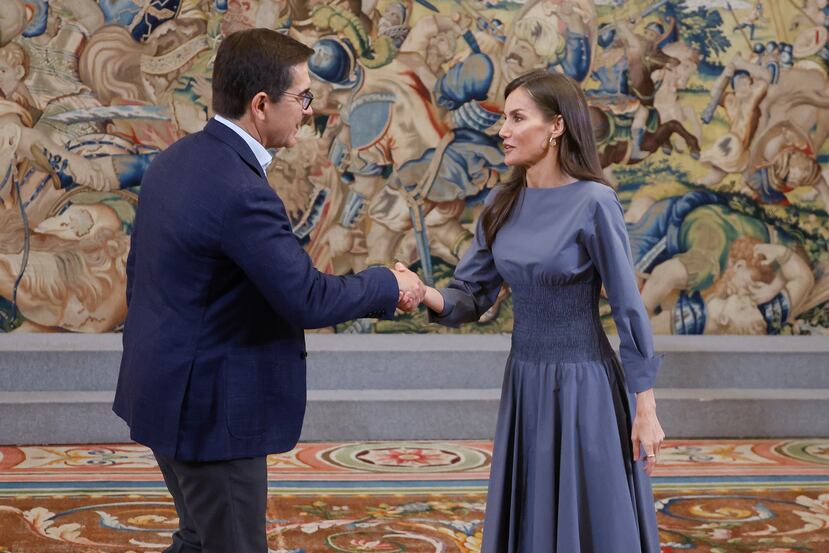 La reina Letizia saluda al presidente de BBVA, Carlos Torres Vila, durante la audiencia que concedió a una representación de jóvenes becados por la Fundación Microfinanzas BBVA (FMBBVA).