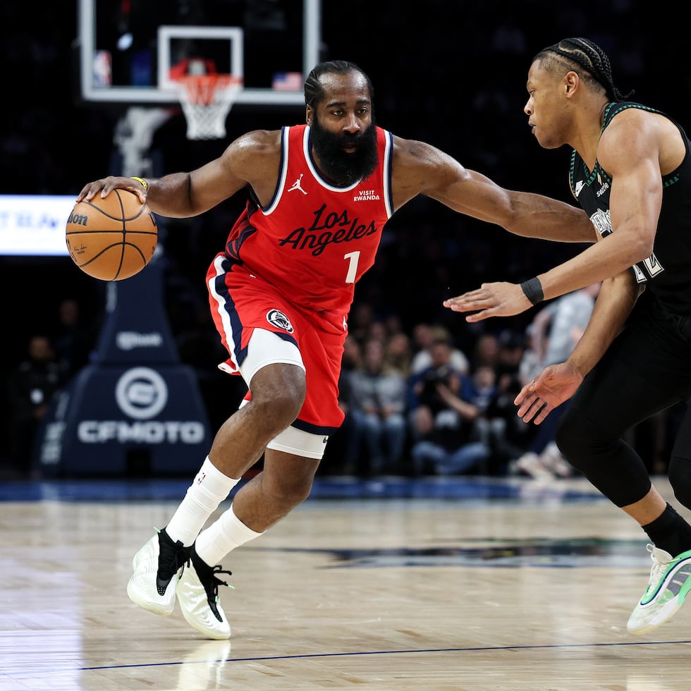 James Harden, a la izquierda, promedia 26.8 puntos por cotejo en la temporada.