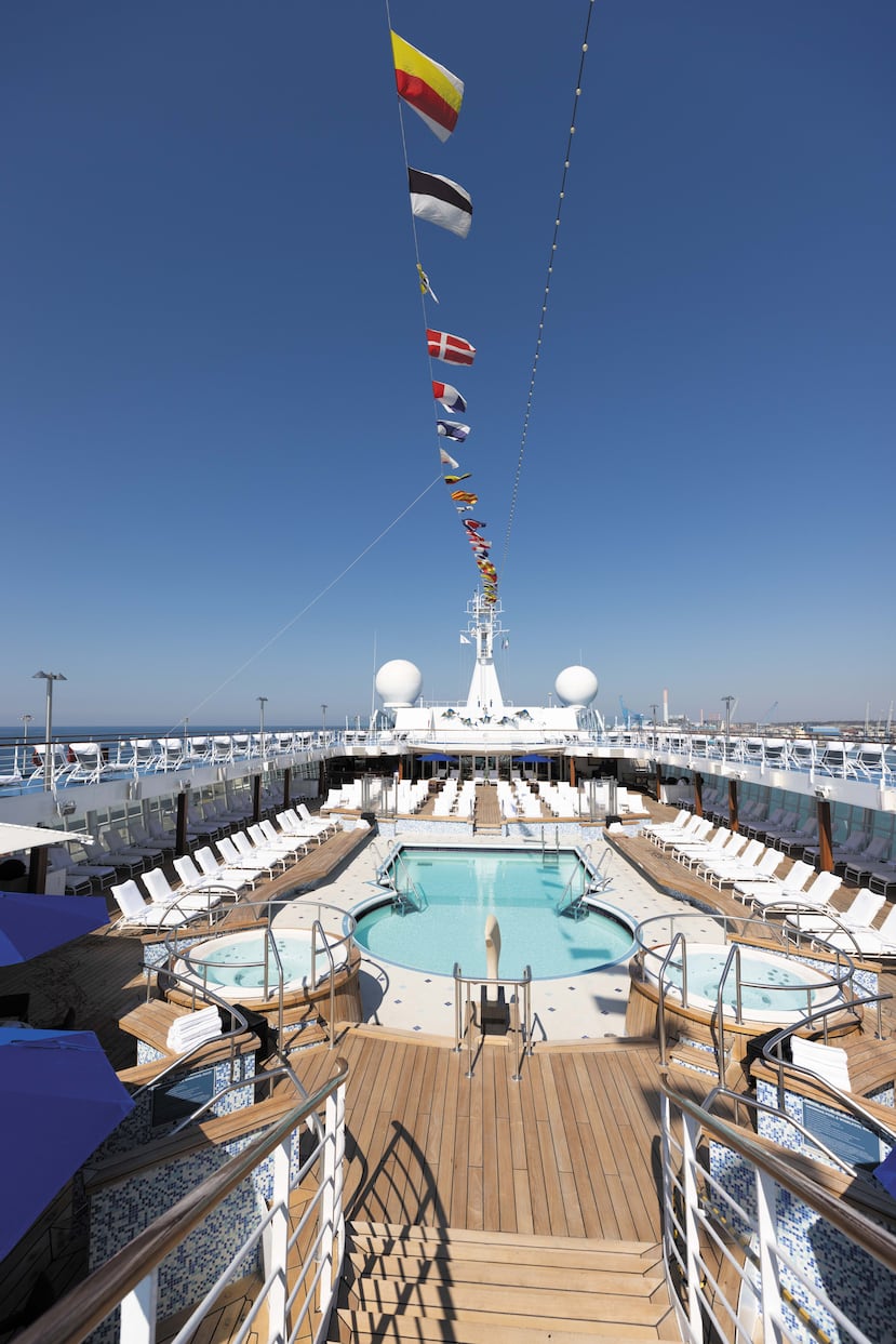 Área de la piscina del crucero de lujo Regent Seven Seas Grandeur.