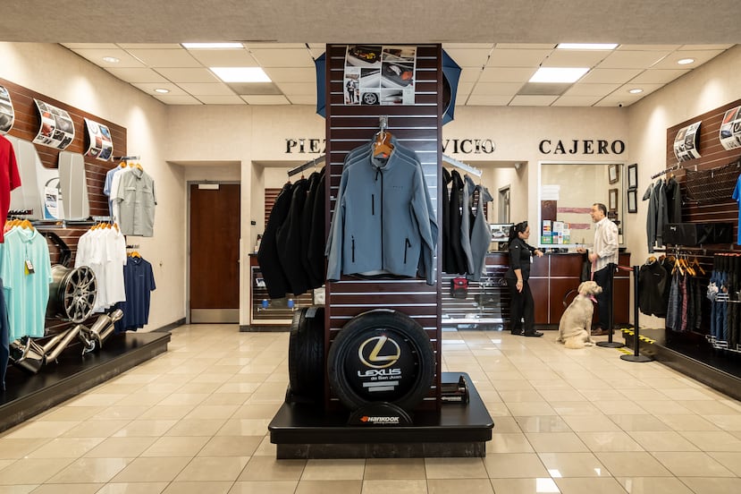 El concesionario también tiene disponibles artículos de la marca, como ropa.