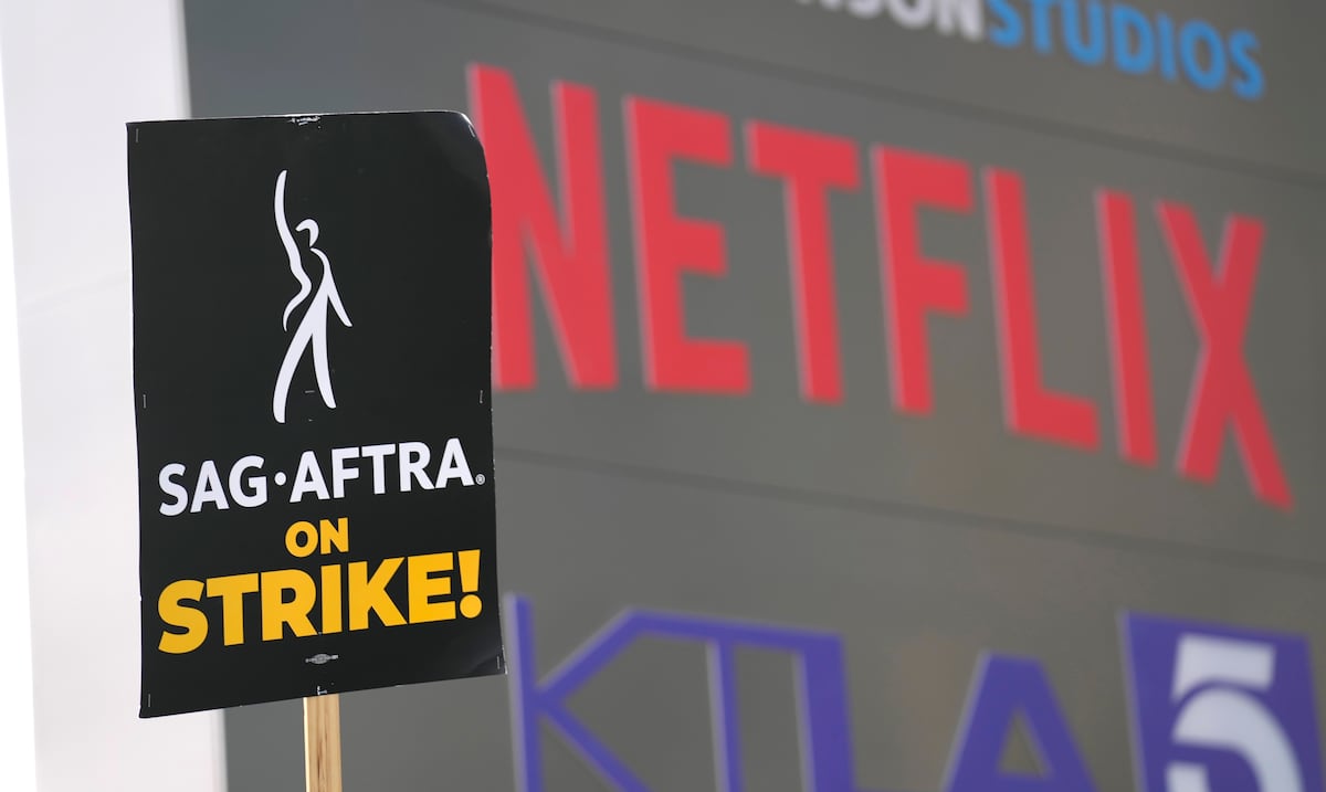 Sindicato de guionistas y estudios de Hollywood logran acuerdo tentativo