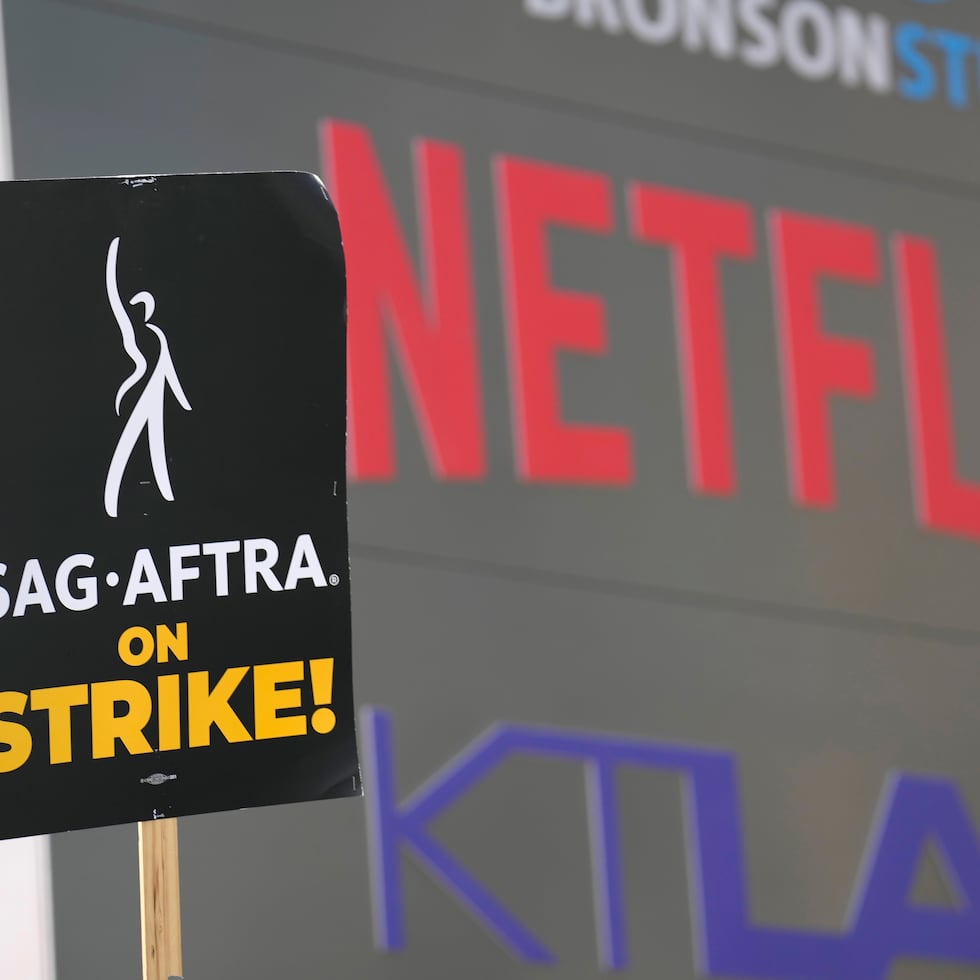 Un manifestante porta un cartel en la línea de piquete frente a Netflix el miércoles 27 de septiembre de 2023 en Los Ángeles.