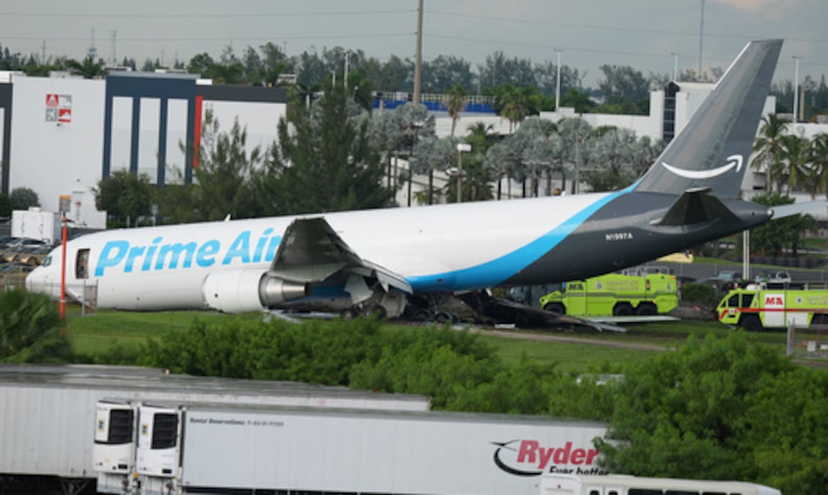 Avión de carga de Amazon se sale de pista en Miami tras vuelo desde San Juan; 5 muertos