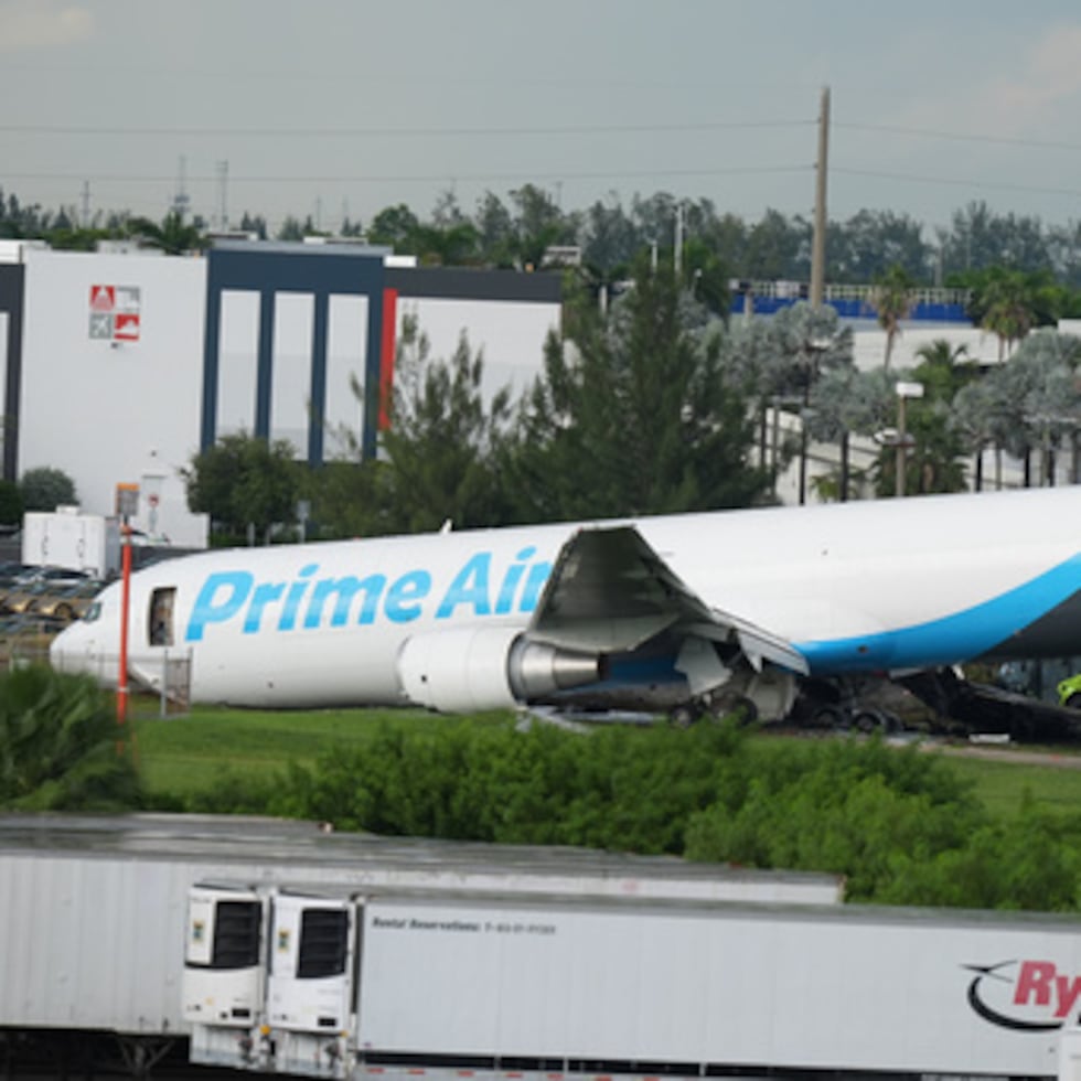 Un avión de carga de Amazon tras salirse de la pista el domingo 6 de septiembre de 2026 en el Aeropuerto Internacional de Miami. (Foto AP/Lynne Sladky)