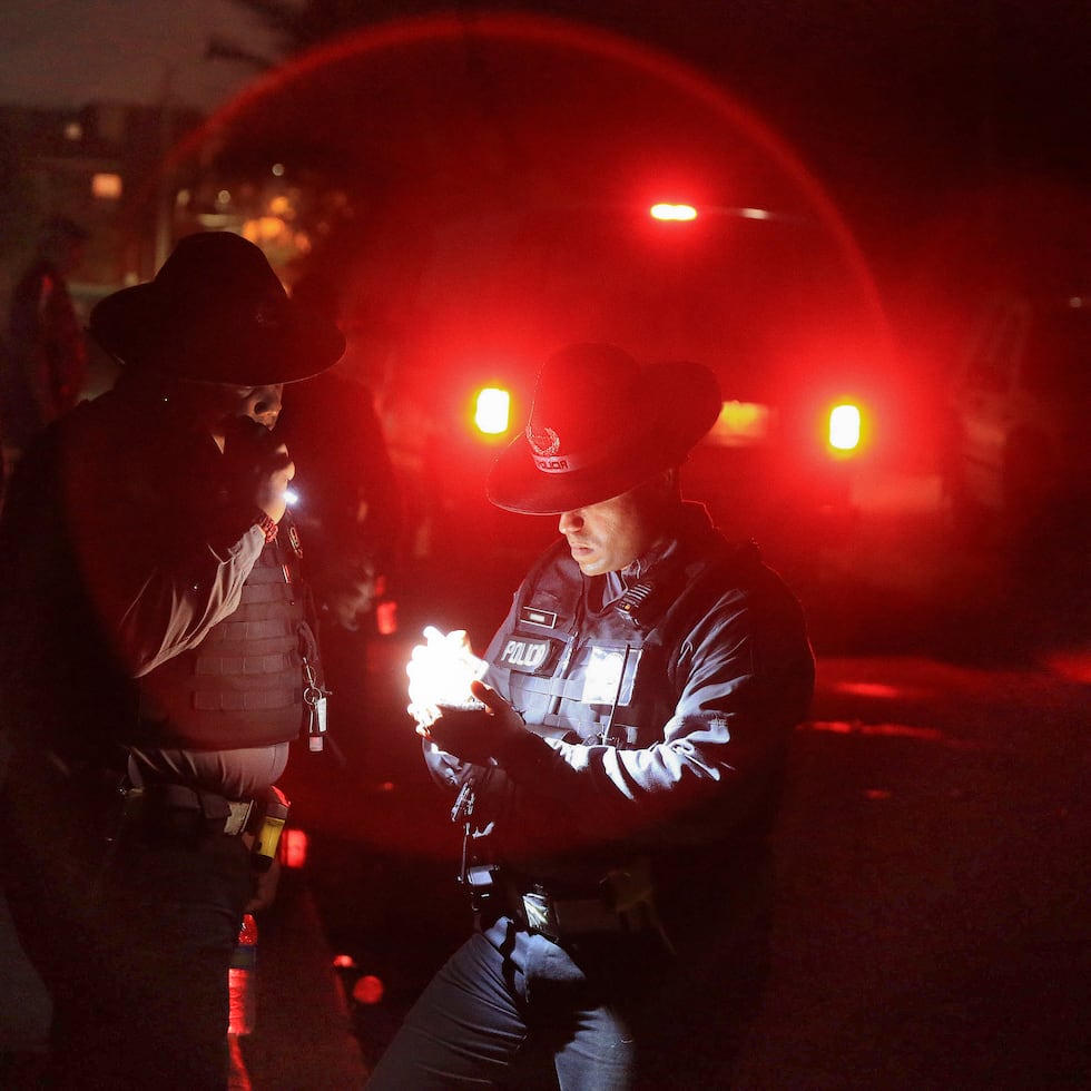 La Policía indicó que a las víctimas también les robaron dos armas de fuego.