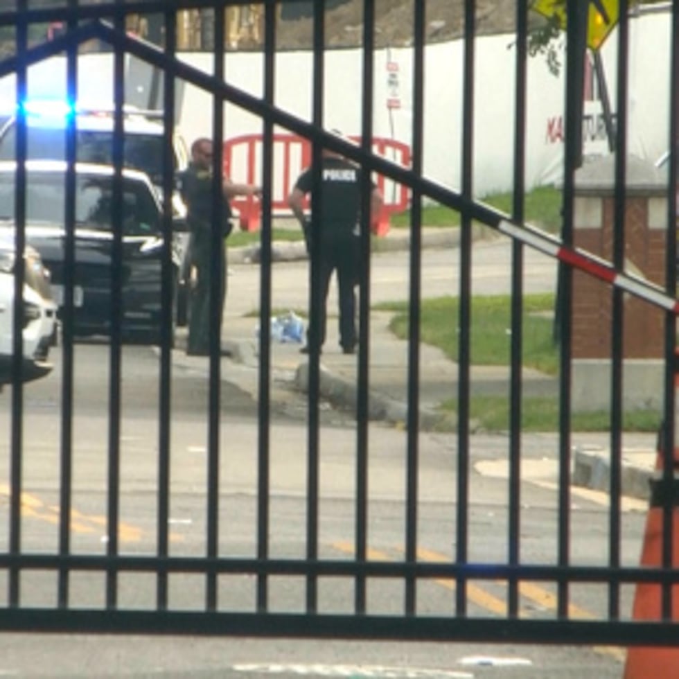 La policía investiga el lugar de un tiroteo ocurrido en el campus de la Universidad Estatal de Virginia el sábado 15 de agosto.