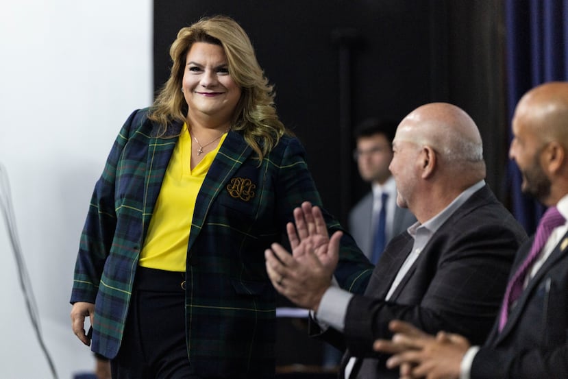 La gobernadora Jenniffer González asistió a la ceremonia, en la que estuvo acompañada, entre otros, por el presidente de la Cámara de Representantes, Carlos "Johnny" Méndez, y el superintendente de la Policía, Joseph González, en la foto de izquierda a derecha.