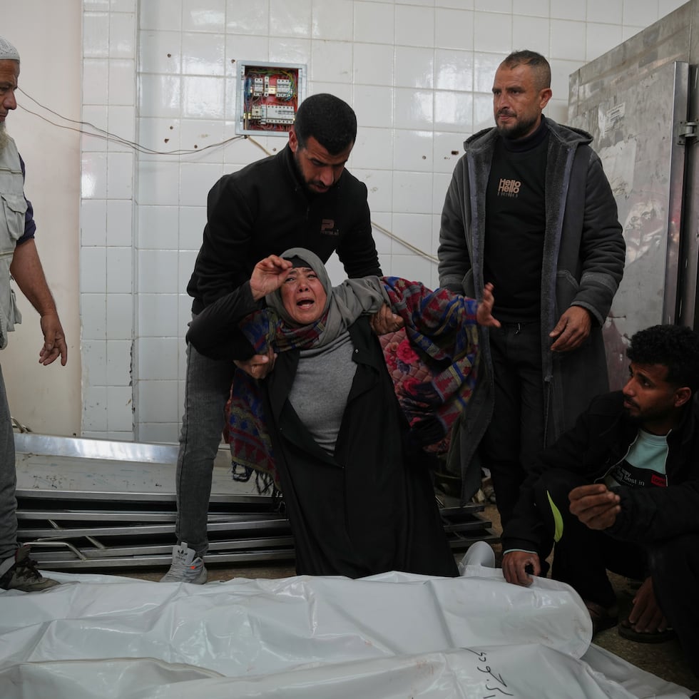 La madre del niño, Safaa al-Sharafy, dijo a The Associated Press que el niño salió a recoger leña para que ella pudiera cocinar.