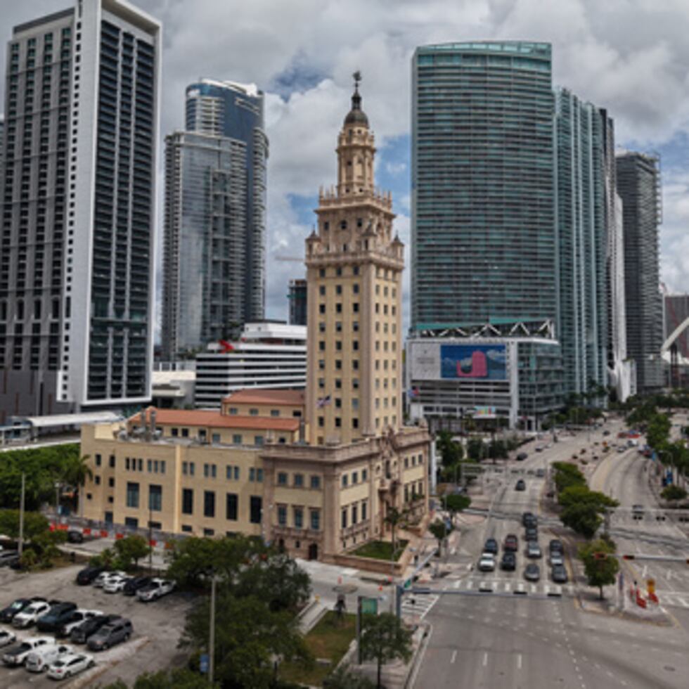 Los retrasos causados por una orden judicial podrían costarle a la universidad hasta $300,000, estimó el asesor legal de Miami-Dade College.