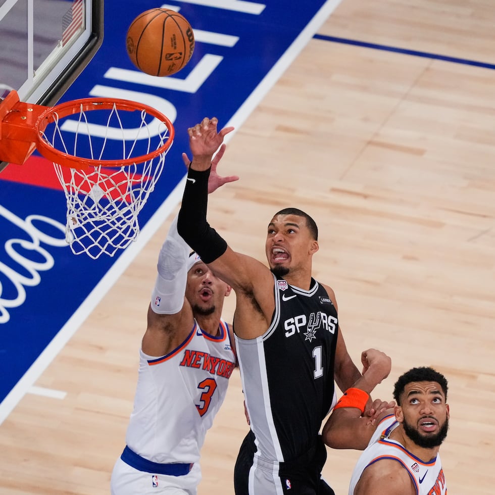 Victor Wembanyama (1) y los Spurs ganaron como visitantes en el tercer juego de la serie. Los Knicks siguen dominando 2-1.