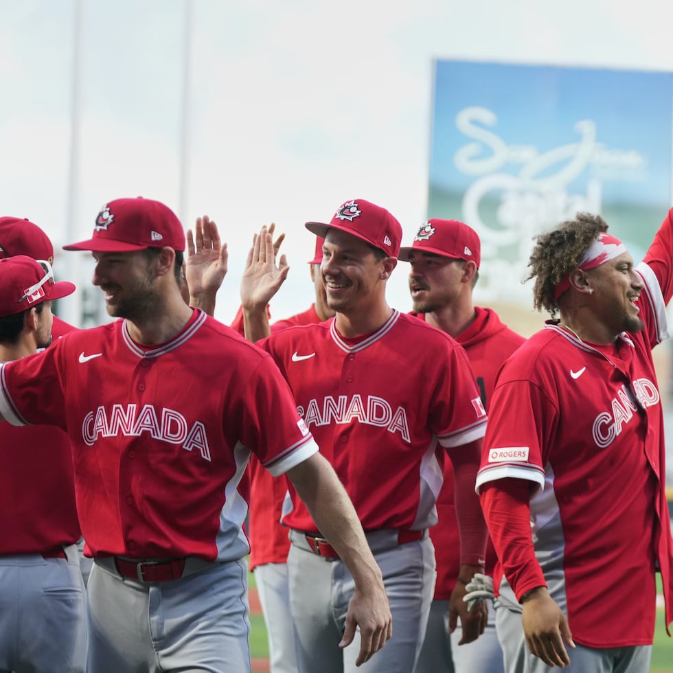 Josh Naylor, a la derecha, celebra junto a Canadá el avance a la segunda ronda del Clásico Mundial por primera vez en su historia.
