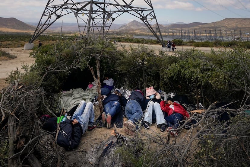 Un grupo de migrantes dormidos en un campamento improvisado mientras esperan solicitar asilo tras cruzar la frontera, el miércoles 10 de mayo de 2023, cerca de Jacumba, California. El grupo estuvo acampando al otro lado de la frontera durante días, esperando solicitar asilo en Estados Unidos.