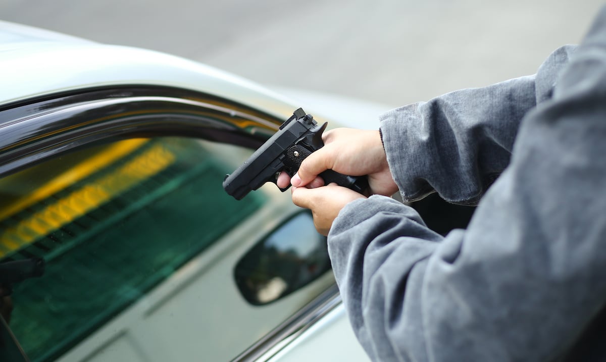 “Carjacking” a mano armada en Levittown: roban Mercedes-Benz y pertenencias a dos hombres