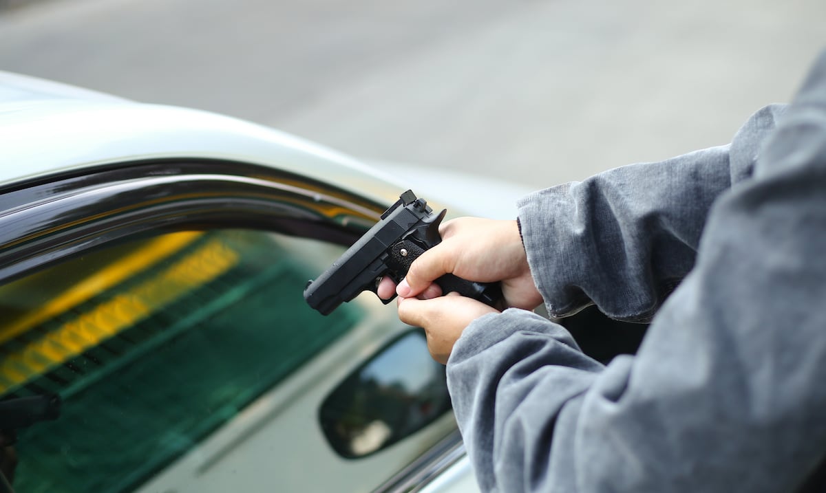 Dos carjackings en Vega Baja y Santurce: víctimas amenazadas con armas de fuego