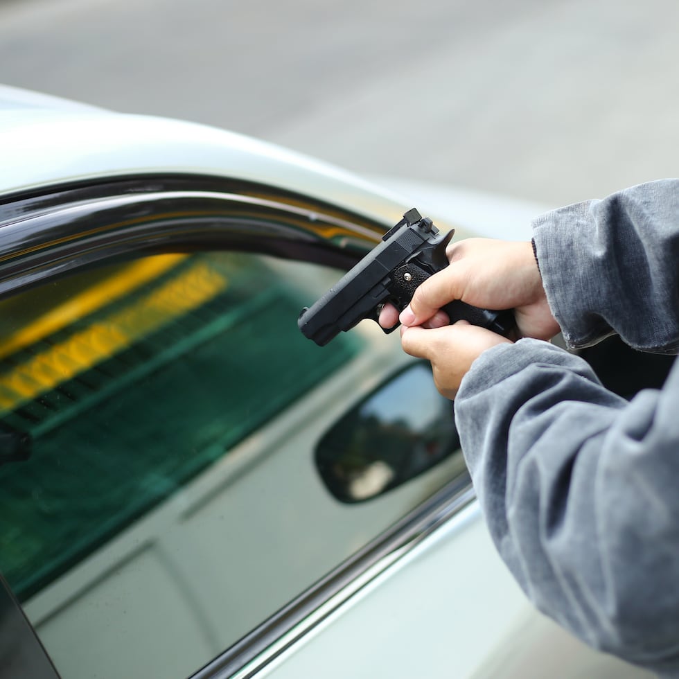 Tras el acto delictivo, los individuos se marcharon del lugar y, posteriormente, abandonaron el vehículo frente a una escuela.